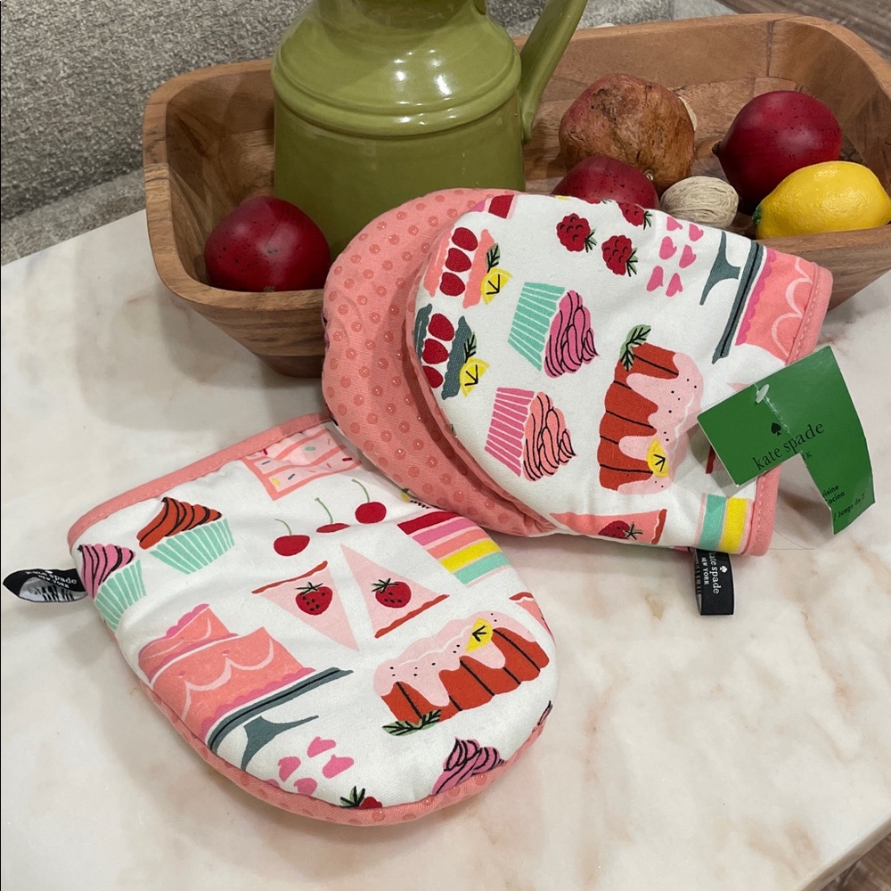 NWT Kate spade Cake Print Oven Mitts